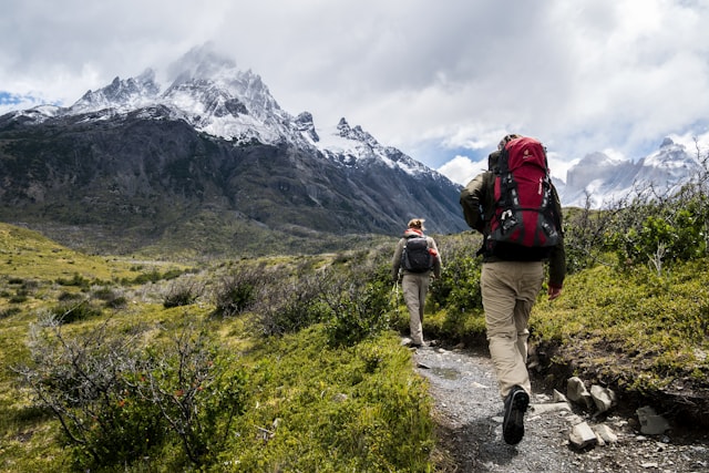 Guías caminando hacia la montaña
