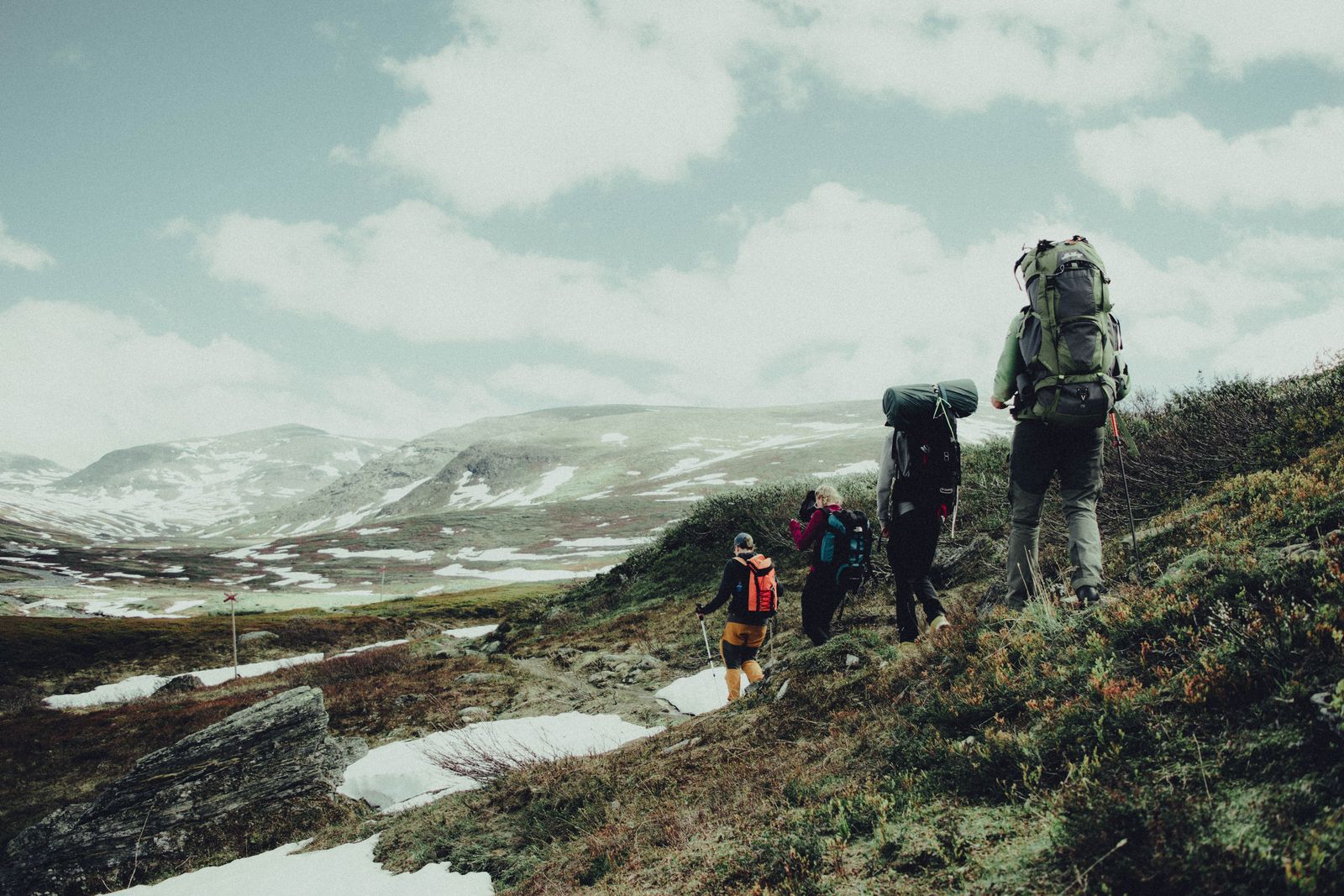 Un grupo compartiendo un sendero. Fotografía de referencia.